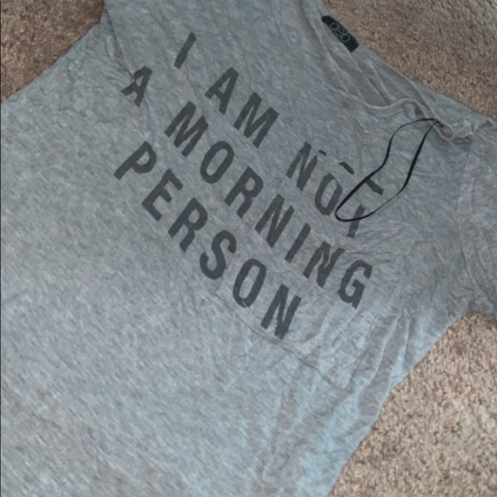 gray short sleeve shirt